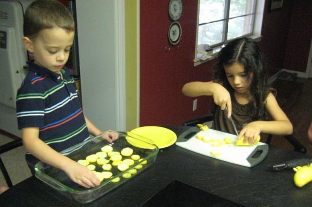 Little dinner helpers ~ August 11, 2009
