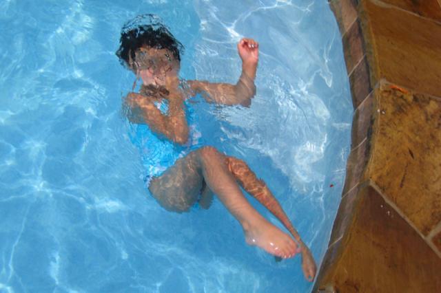 Gracie goes underwater ~ July 4, 2009