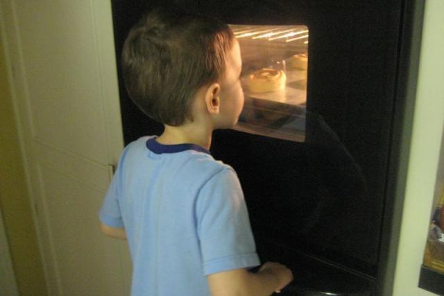 Oohhhh, cinnamon rolls! ~ March 8, 2009