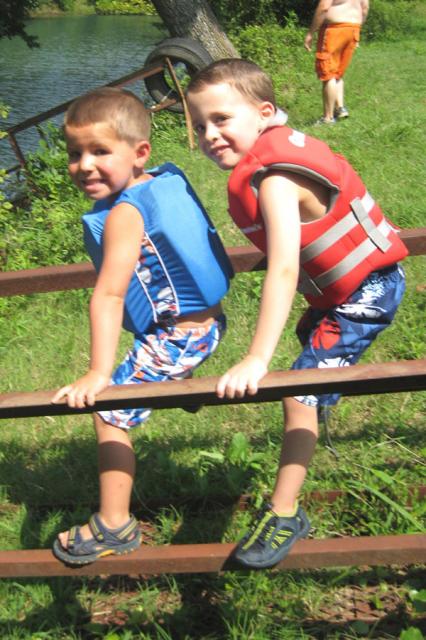 Major and Tyler cheer on Uncle Kyle