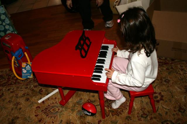 Gracie got a piano!