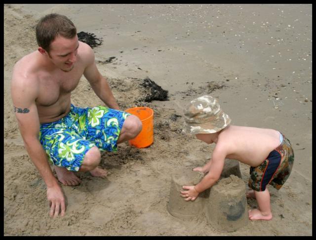 Pic of the Week ~ 7/22/07 (Helping Uncle Dan with his sand castle)