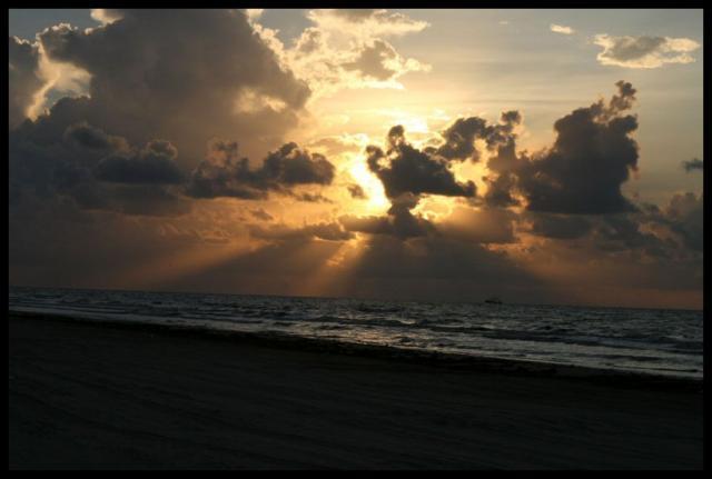 Pic of the Week ~ 9/9/07 (Sunrise over the beach)